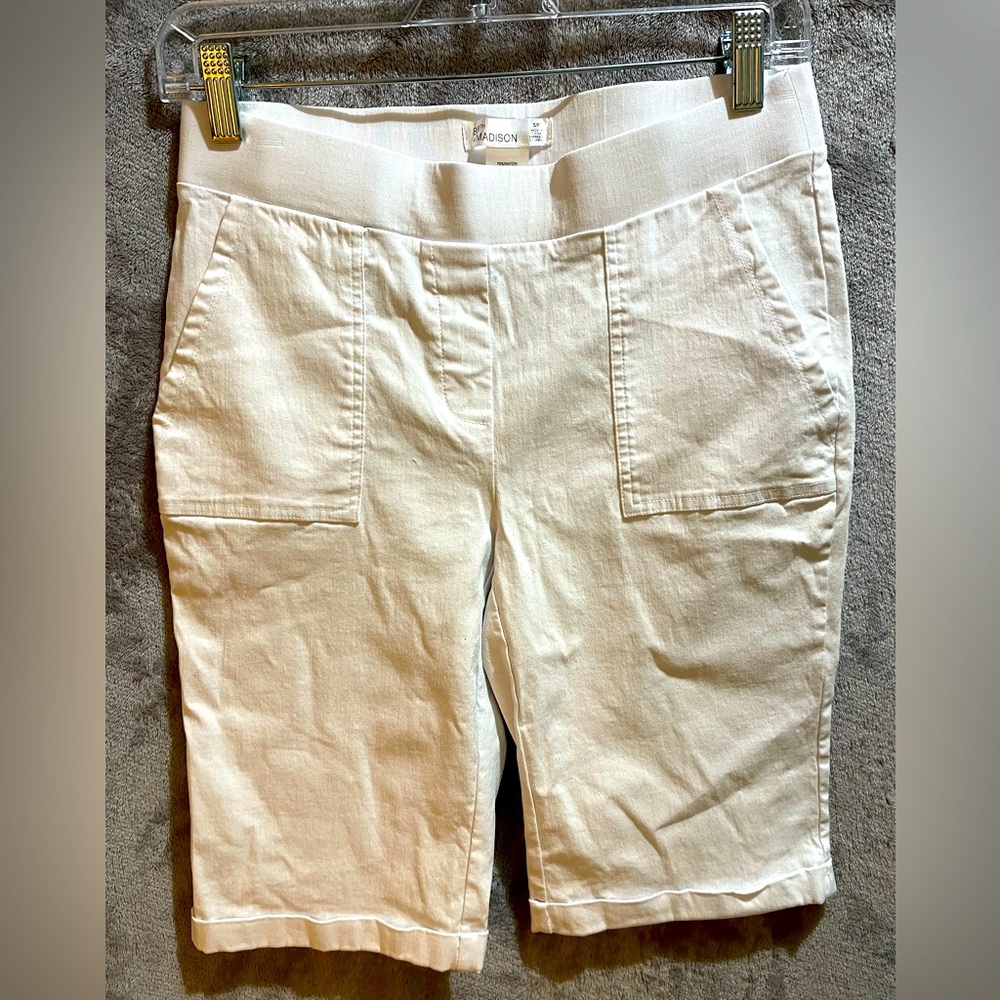 89TH & Madison White Bermuda Shorts. Size Small